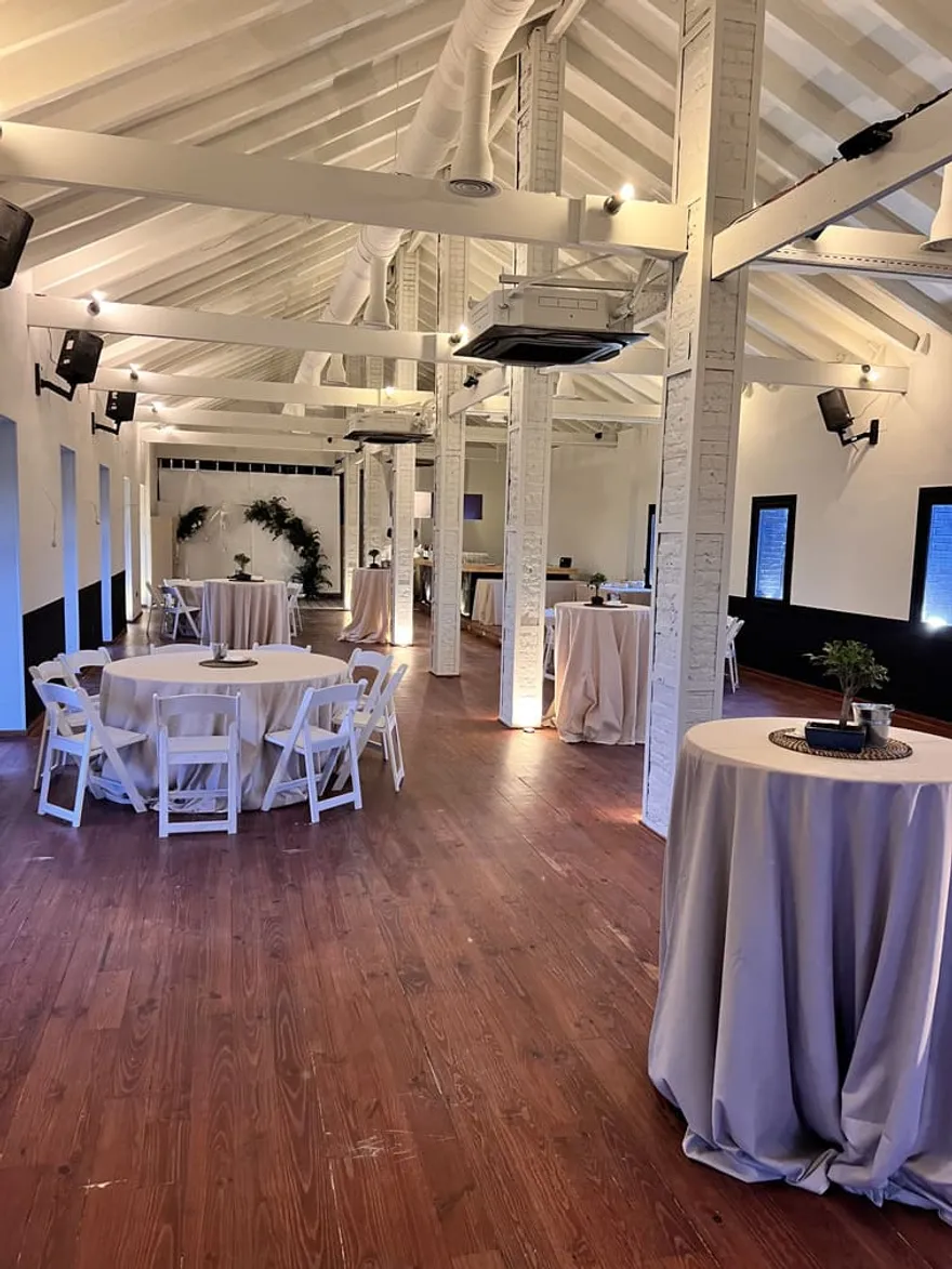 Interior de Sala 18 iluminado para un evento